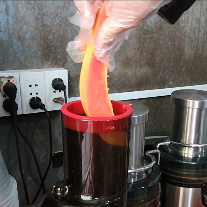 Step 2 Juicing the papaya Green papaya juice
