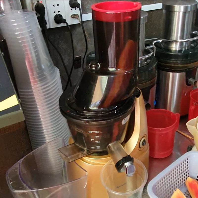 Step 2 Juicing the papaya Green papaya juice
