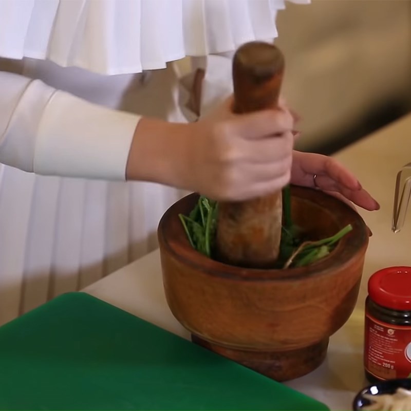 Step 2 Pounding the ingredients Grilled duck with green pepper