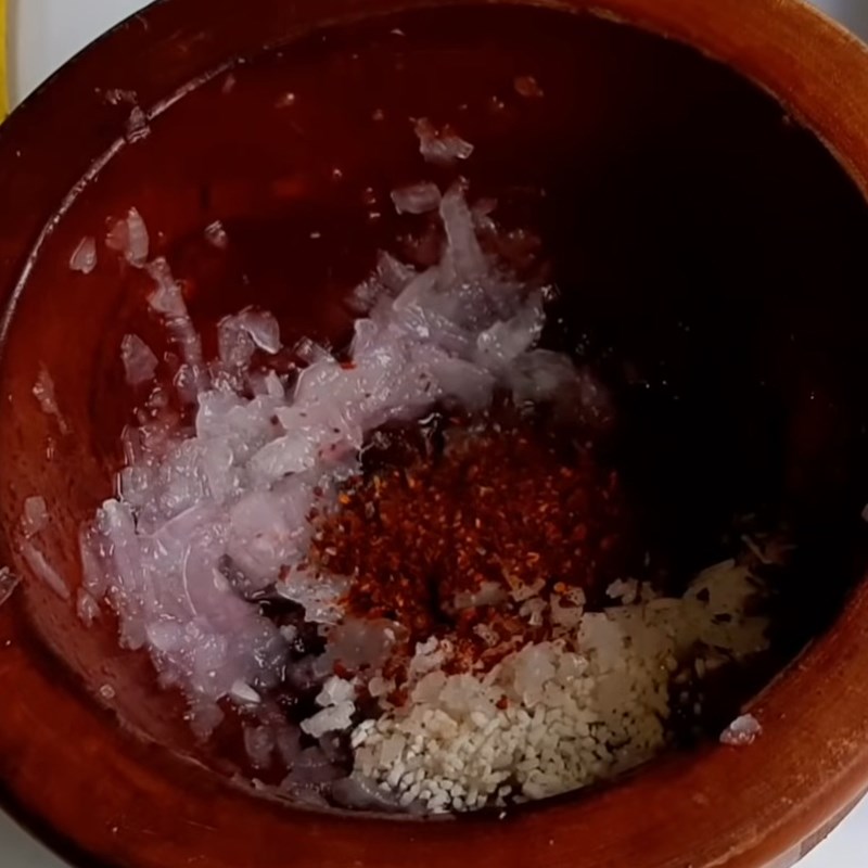 Step 1 Pound the spice mixture for Vegetarian Stingray Dried Fish