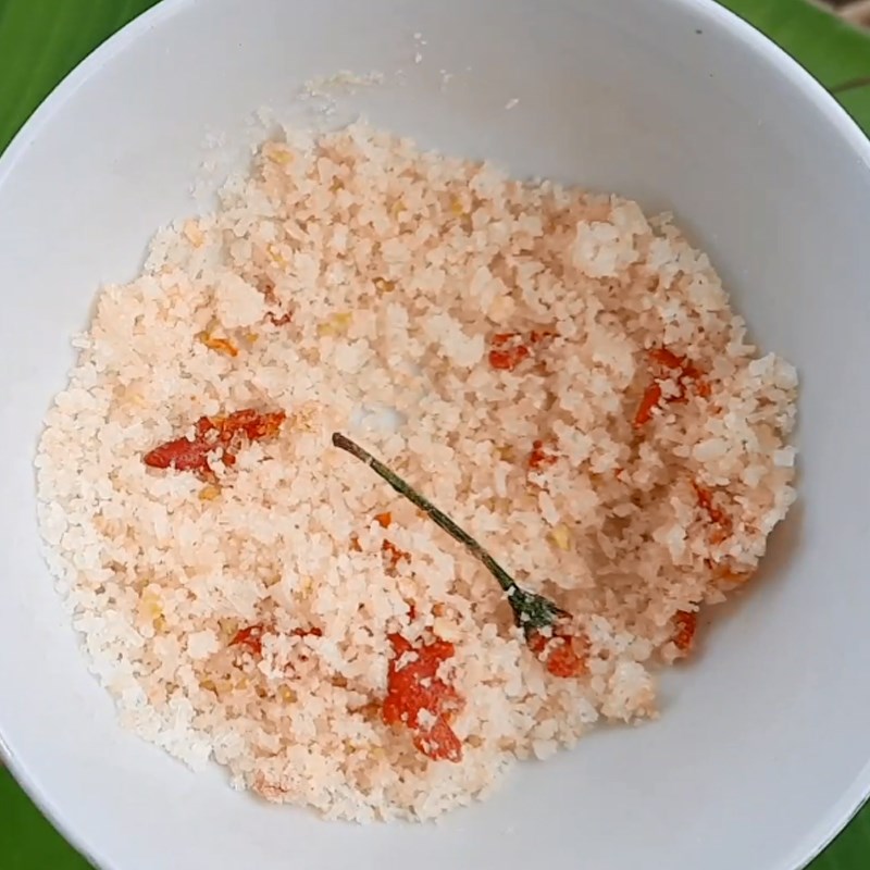 Step 3 Pound the salt and chili Sea crab fried with salt and chili