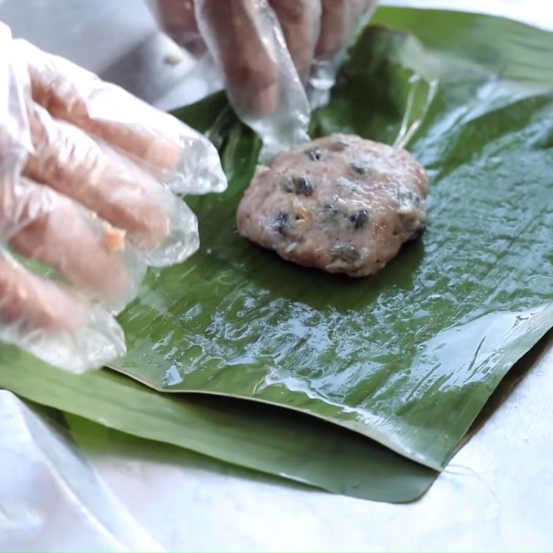 Step 4 Wrapping the sausage Grilled snail sausage wrapped in banana leaves