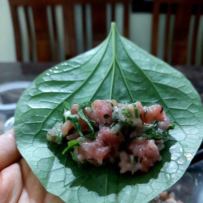 Step 3 Rolling and frying grilled pork in betel leaves