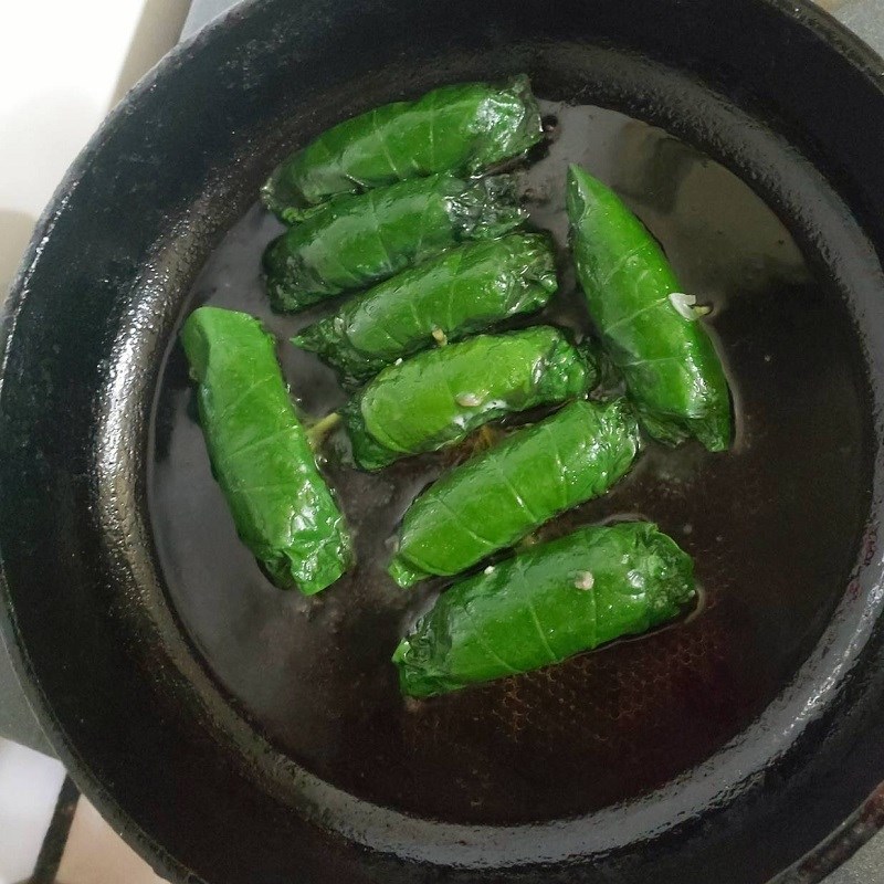 Step 3 Rolling and frying grilled pork in betel leaves