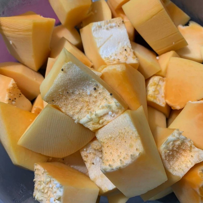 Step 1 Peel the papaya Pork leg soup