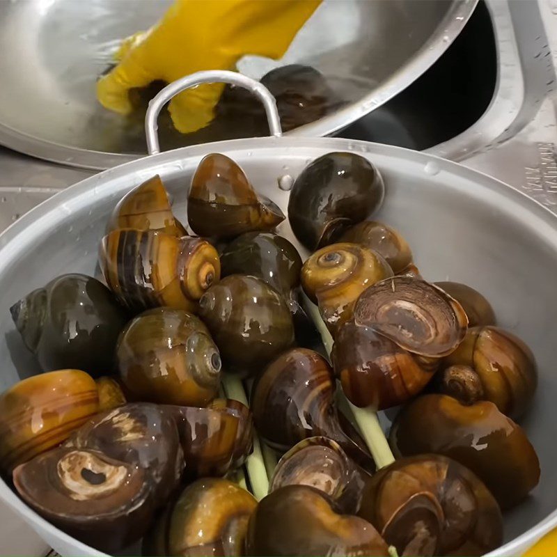 Step 4 Steaming snails Snails steamed with lemongrass dipping in spicy fish sauce