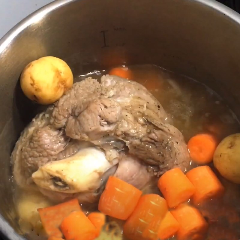 Step 3 Pork Leg Stew German-style milk stew