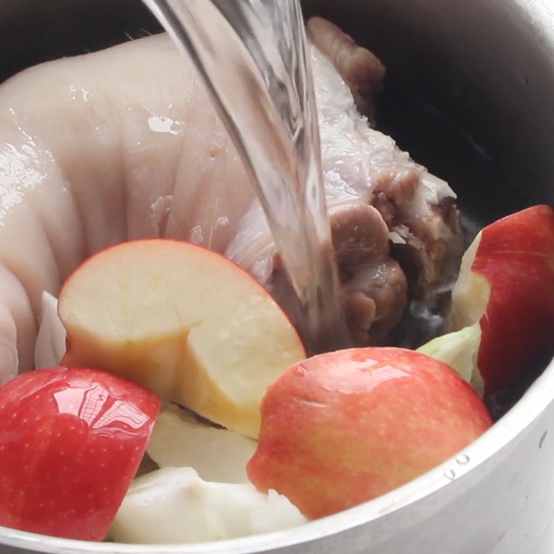 Step 2 Stew the pig's trotters Korean herbal stew