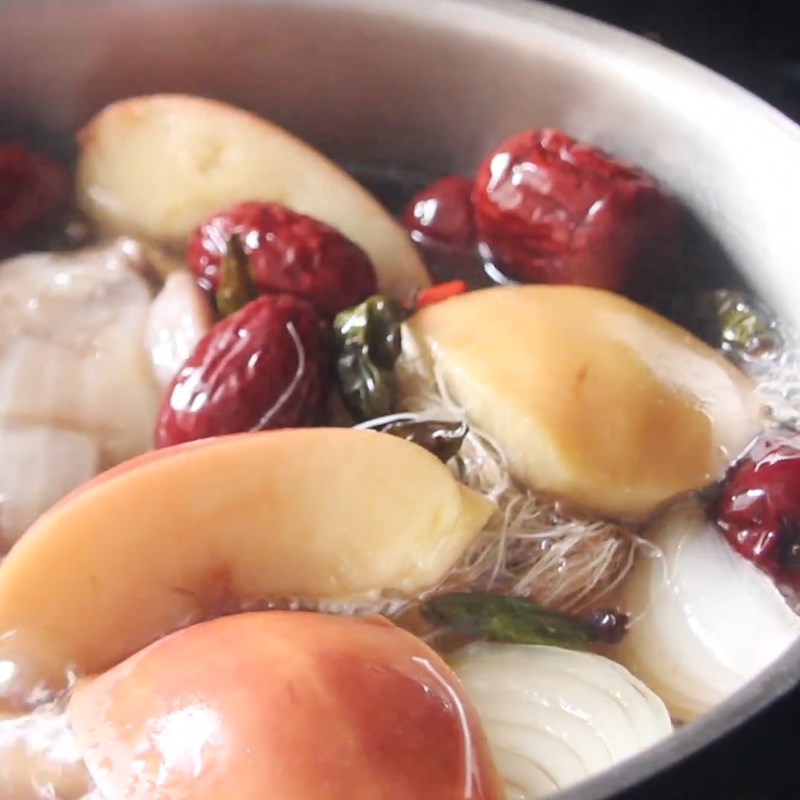 Step 2 Stew the pig's trotters Korean herbal stew