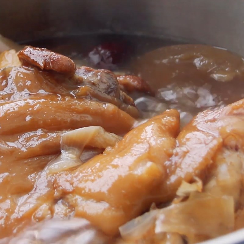 Step 2 Stew the pig's trotters Korean herbal stew