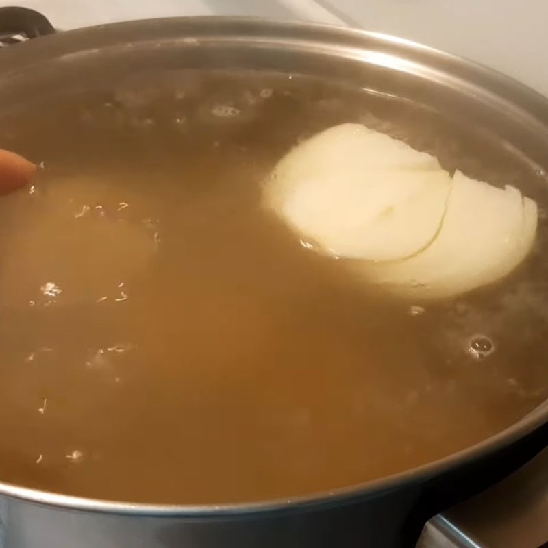 Step 4 Simmer the pork leg Crab noodle soup with pork leg