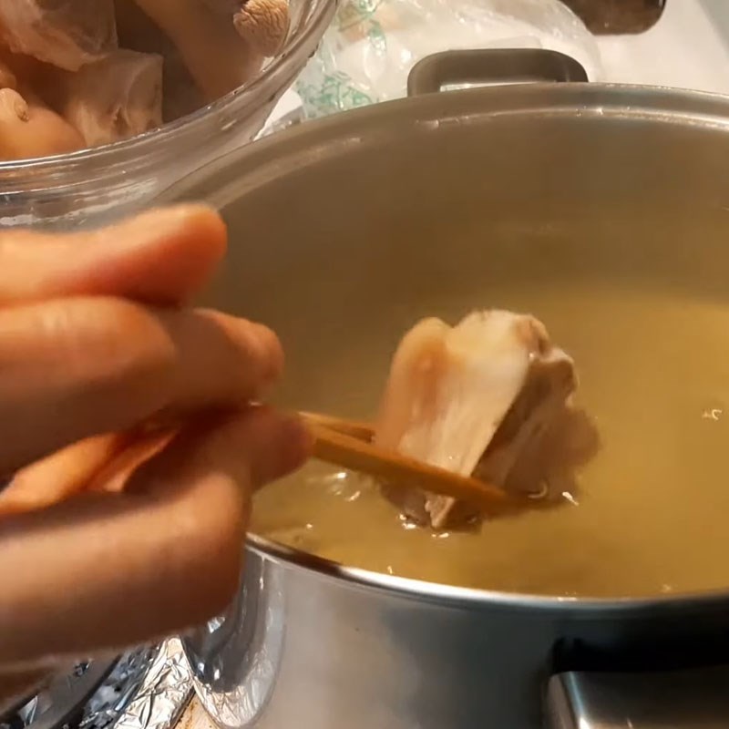 Step 4 Simmer the pork leg Crab noodle soup with pork leg