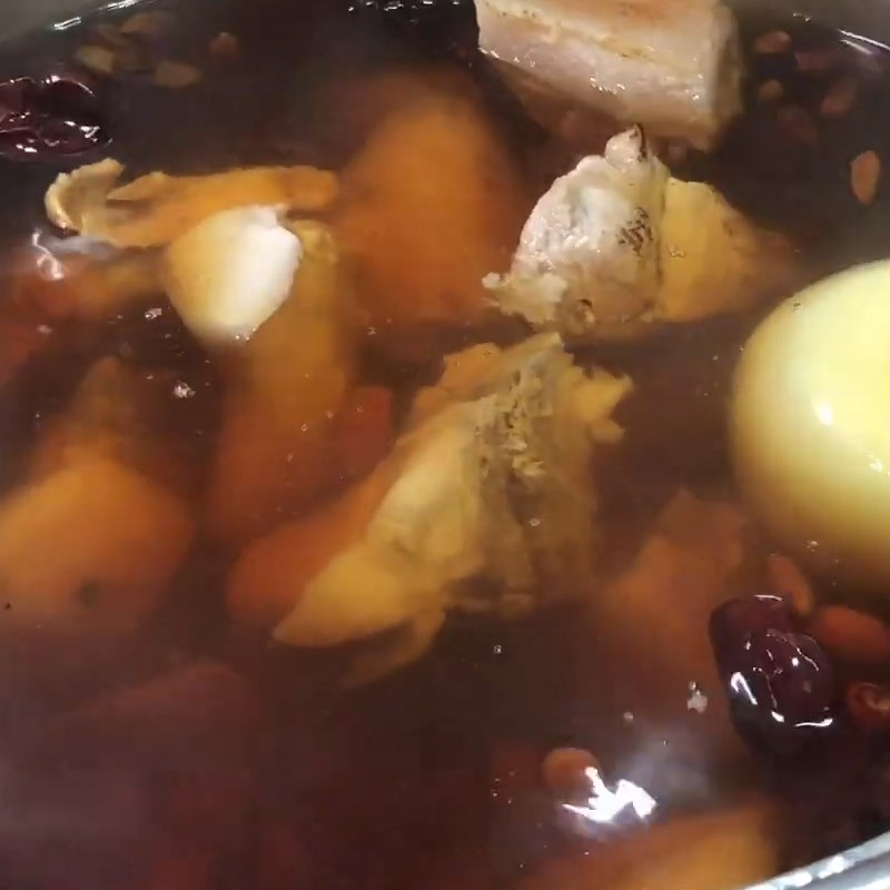 Step 3 Stew the dish Stewed pork tail with Chinese herbs