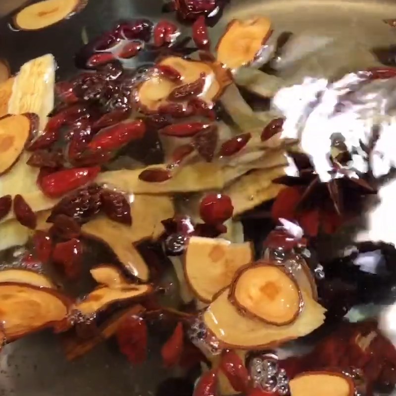 Step 3 Stew the dish Stewed pork tail with Chinese herbs