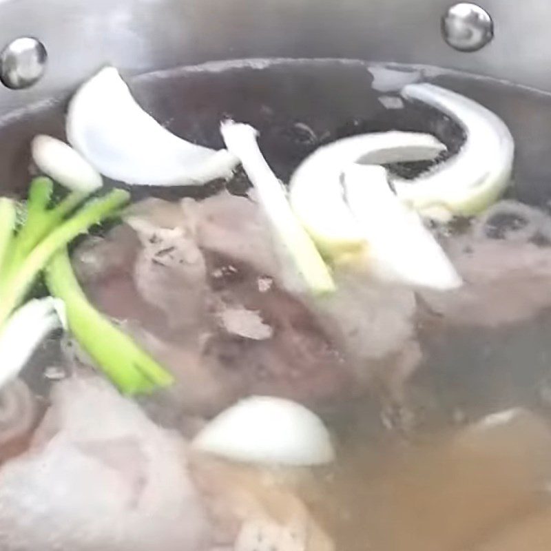 Step 3 Simmer the bone broth for snakehead fish hotpot