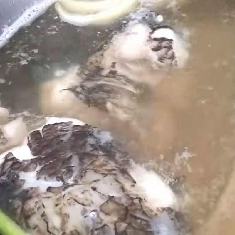 Step 3 Simmer the bone broth for snakehead fish hotpot