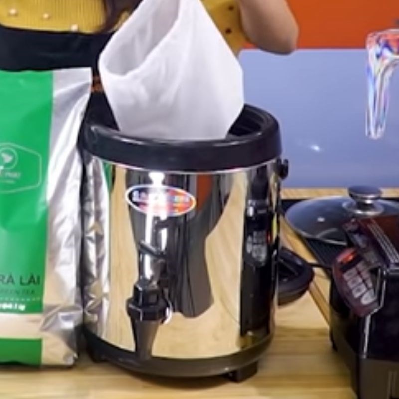 Step 1 Steep the tea Dragon Fruit Milk Tea