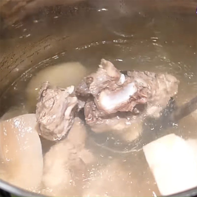 Step 4 Simmer the bones Cao lầu