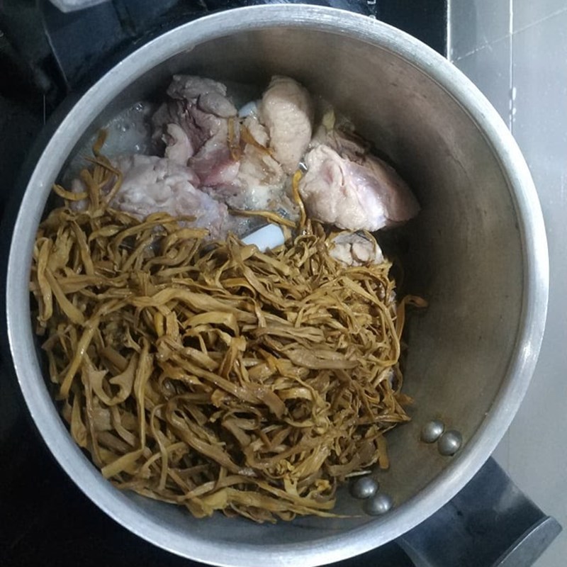 Step 2 Stewing Pork Bones with Dried Bamboo Shoots in a Pressure Cooker