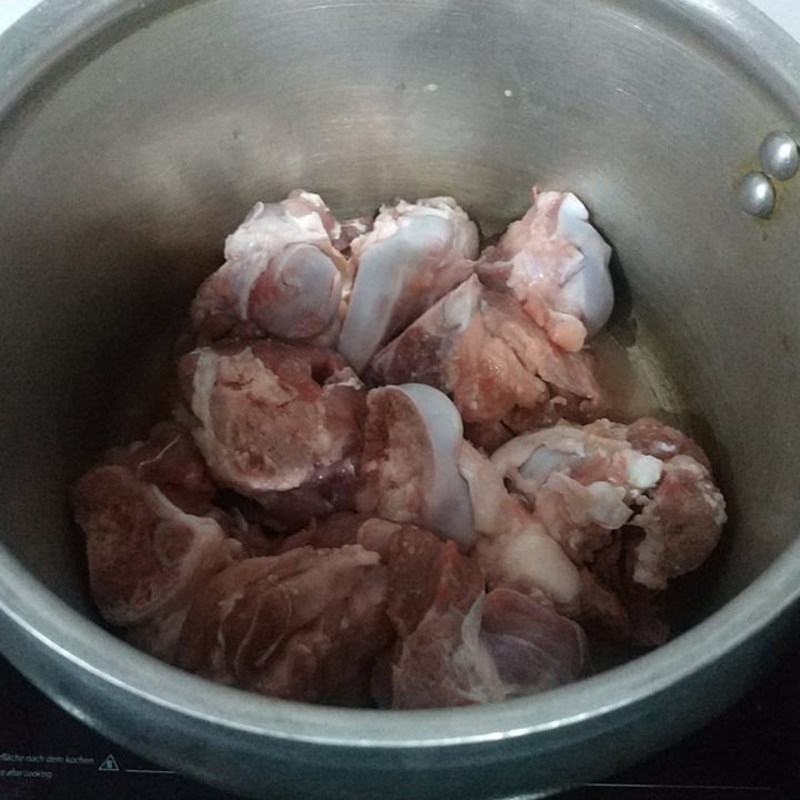Step 2 Stewing the pork bones for dried bamboo shoots stewed with pork bones using a pressure cooker