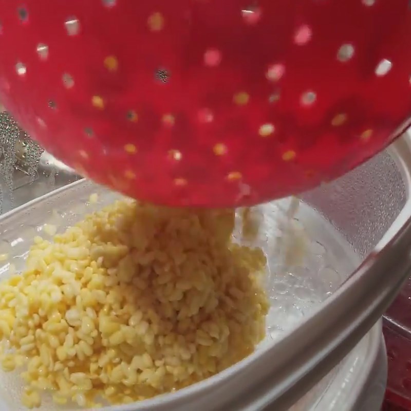 Step 3 Steam glutinous rice and mung beans Sticky rice with beetroot and mung bean filling
