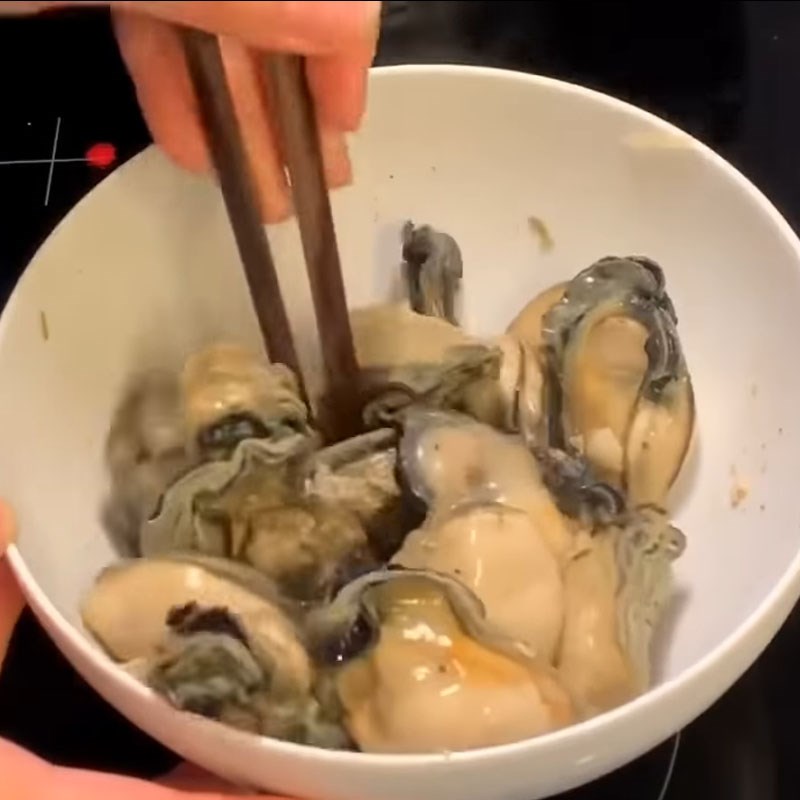 Step 2 Marinating oysters Stir-fried oysters with chili