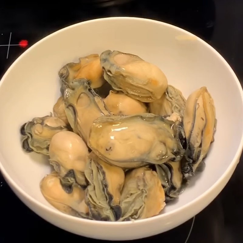 Step 2 Marinating oysters Stir-fried oysters with chili