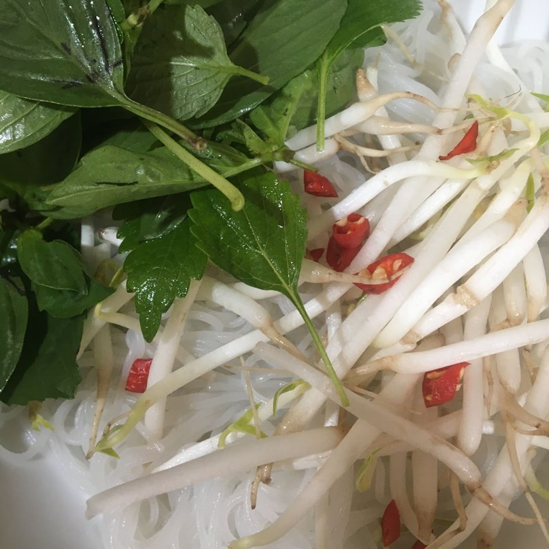 Step 5 Completion of shrimp and pork noodle soup