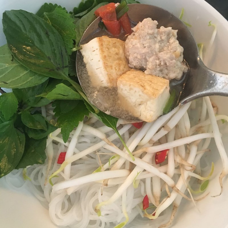 Step 5 Completion of shrimp and pork noodle soup
