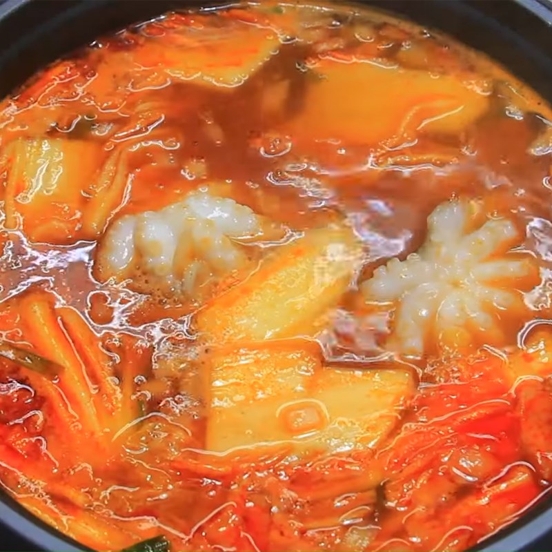 Step 3 Completion of Korean seafood kimchi hotpot