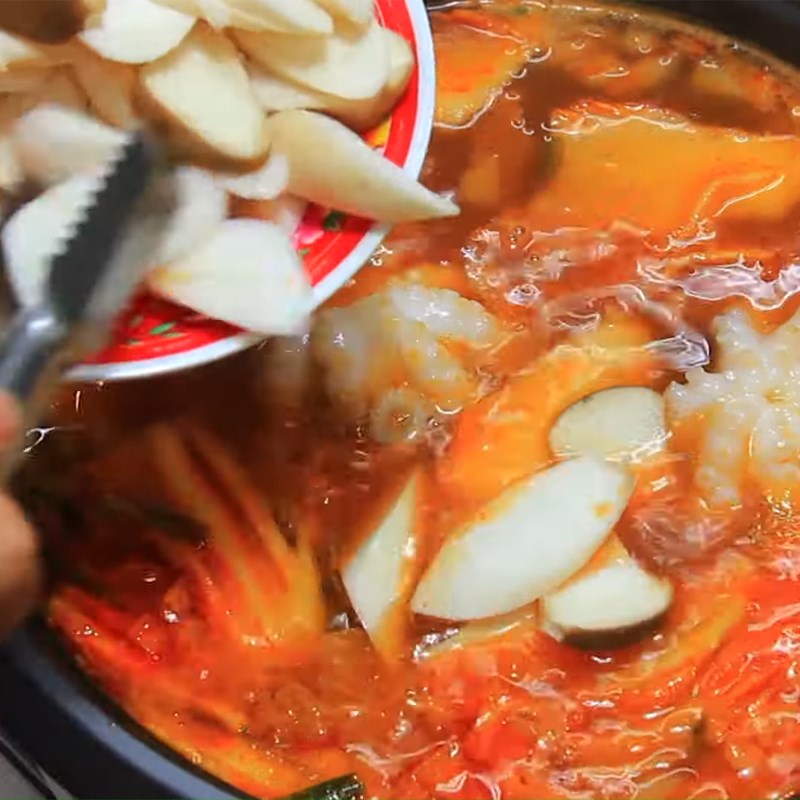 Step 3 Completion of Korean seafood kimchi hotpot