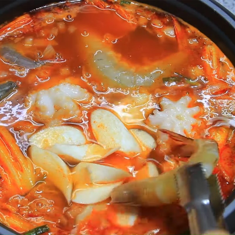 Step 3 Completion of Korean seafood kimchi hotpot