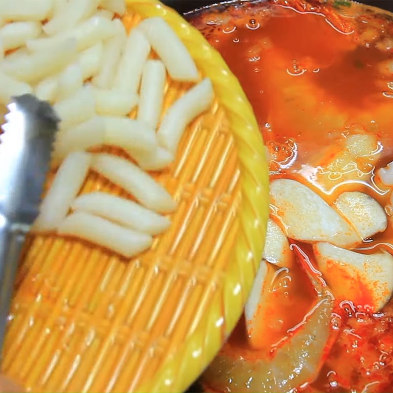 Step 3 Completion of Korean seafood kimchi hotpot