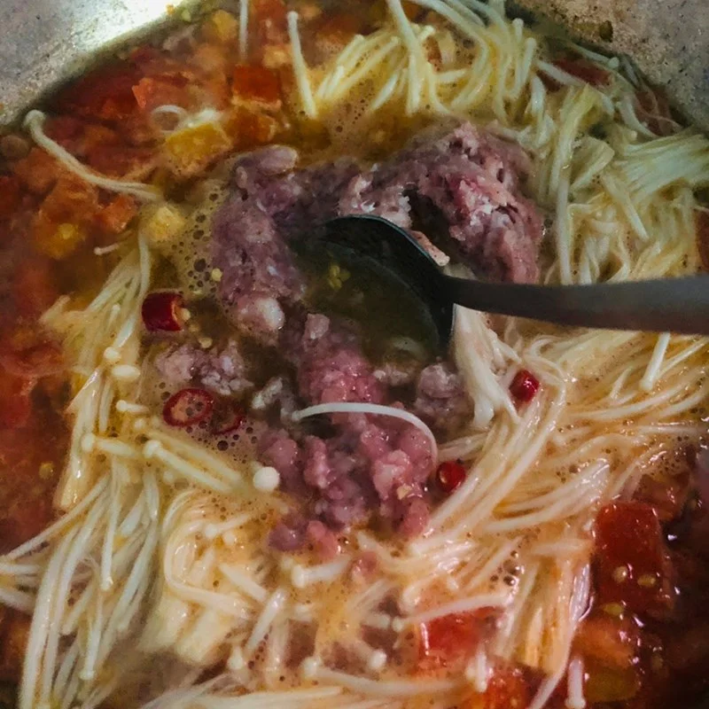 Step 3 Completion Stir-fried enoki mushrooms with minced meat and tomatoes