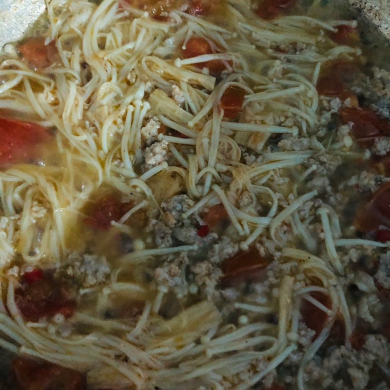 Step 3 Completion Stir-fried enoki mushrooms with minced meat and tomatoes