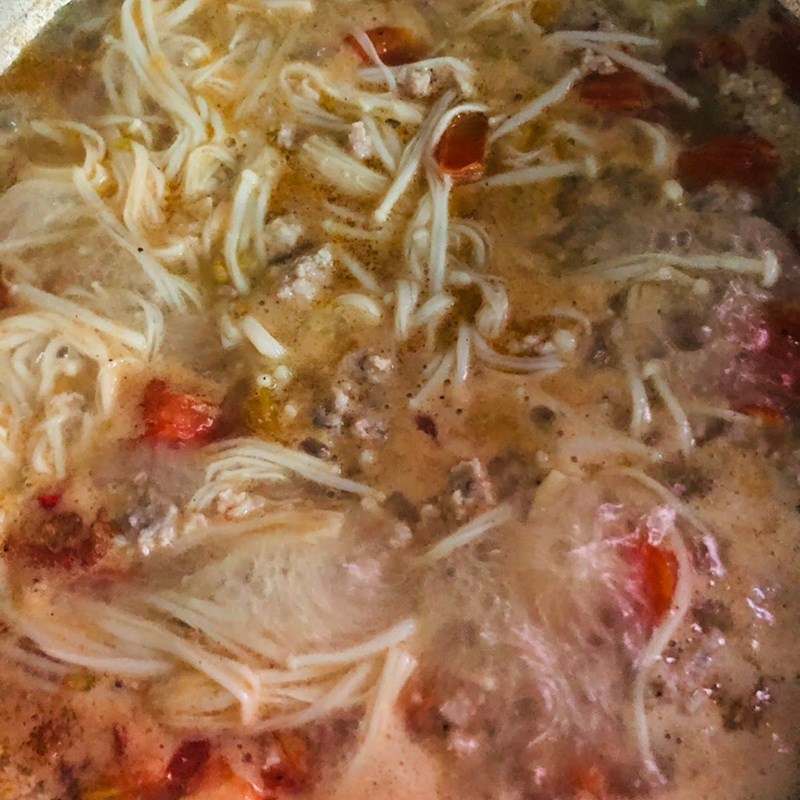 Step 3 Completion Stir-fried enoki mushrooms with minced meat and tomatoes
