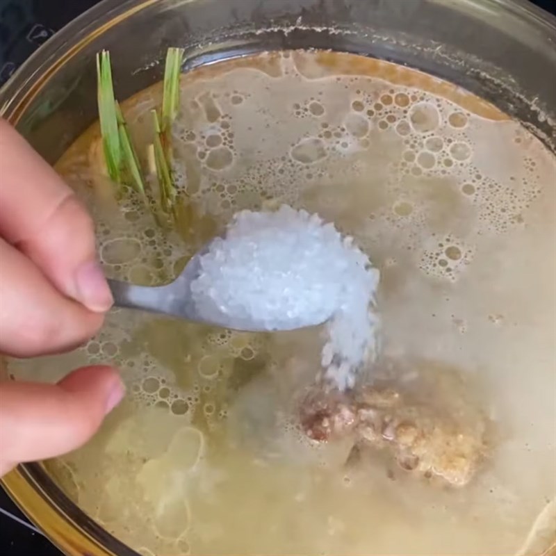 Step 4 Completing the broth for pig intestine noodle soup