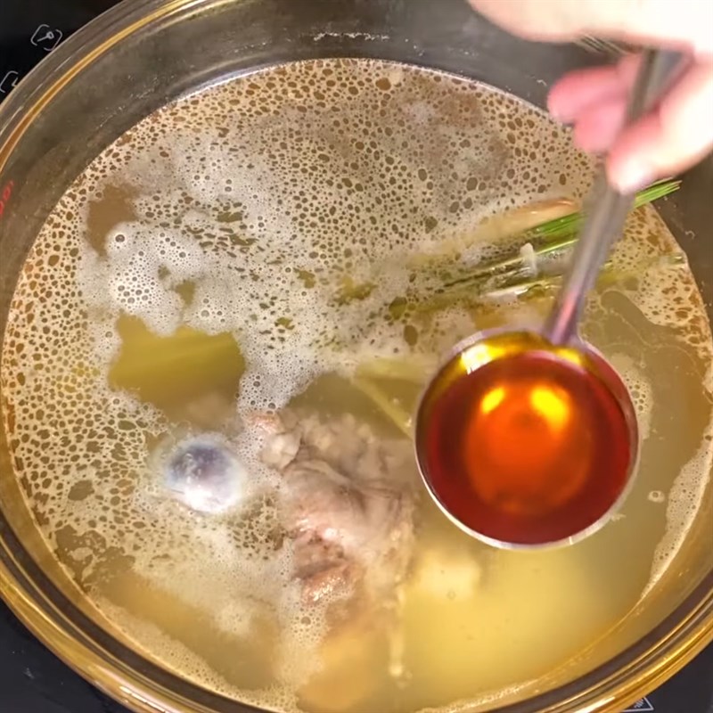 Step 4 Complete the broth of Pork Intestine Noodles