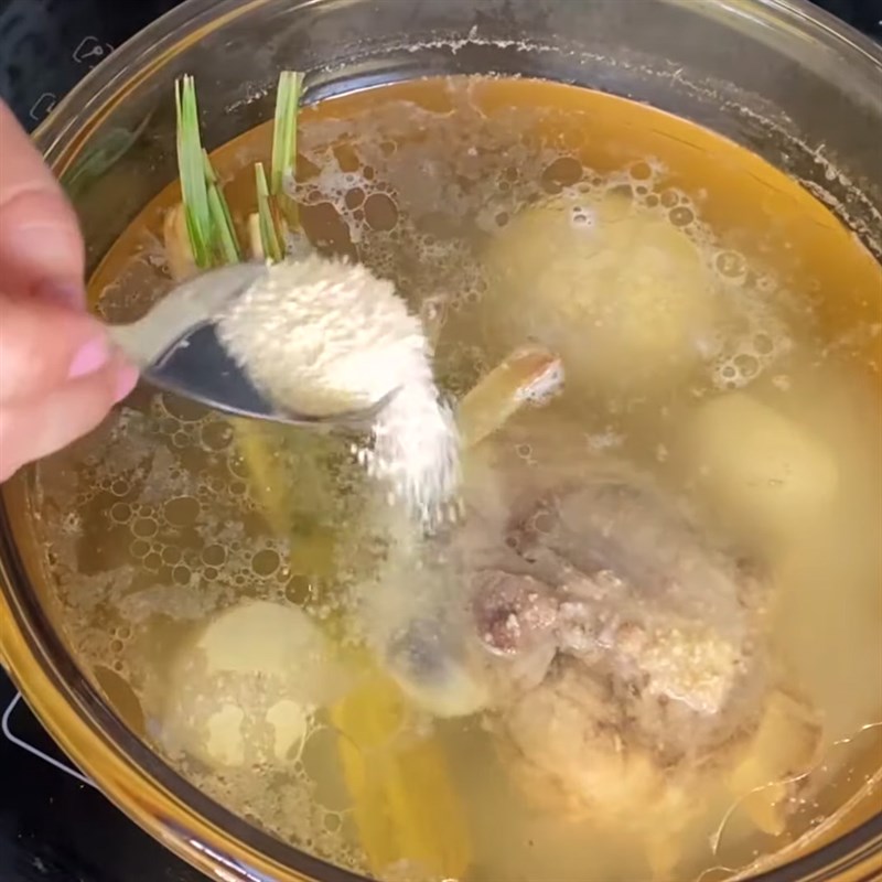 Step 4 Completing the broth for pig intestine noodle soup