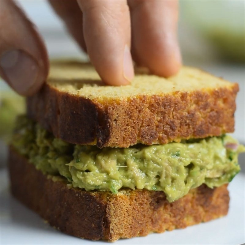Step 4 Assemble the sandwich Tuna avocado mash sandwich