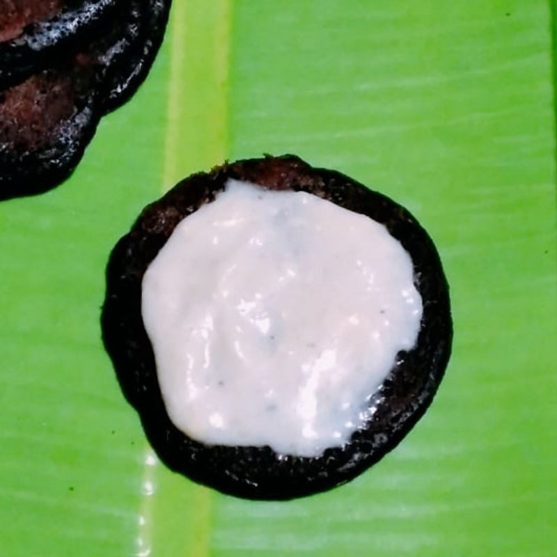 Step 4 Completing the fried cake Doraemon Oreo cake (recipe shared by users)