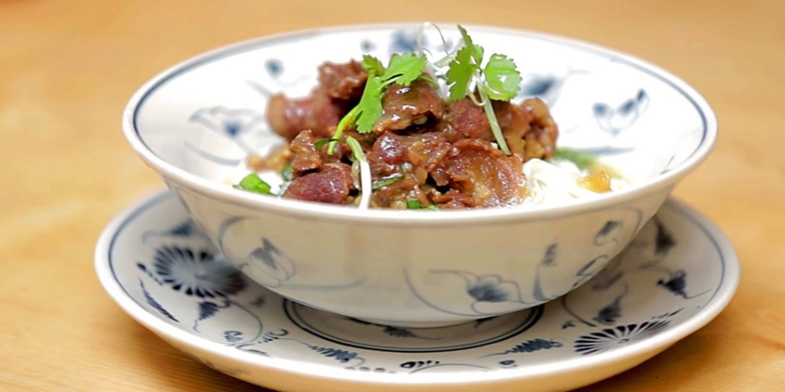 how to cook beef pho with fragrant yellow sauce delicious and satisfying for a new meal 07983