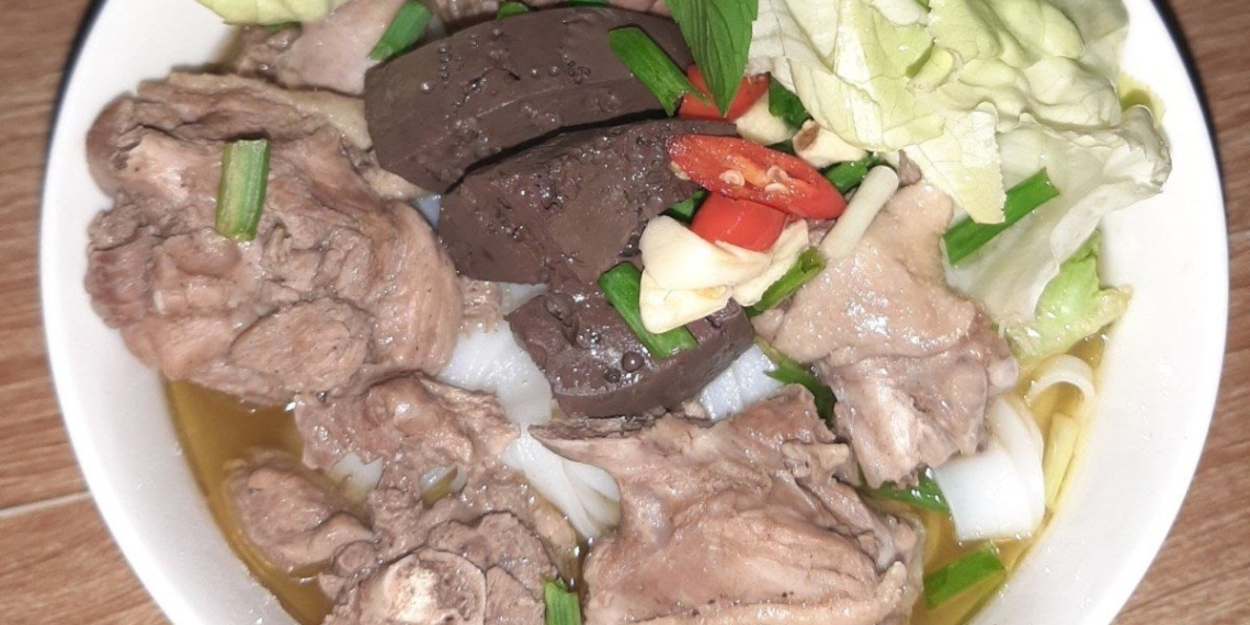 how to cook mi quang with delicious fatty crab standard flavor at home 13844