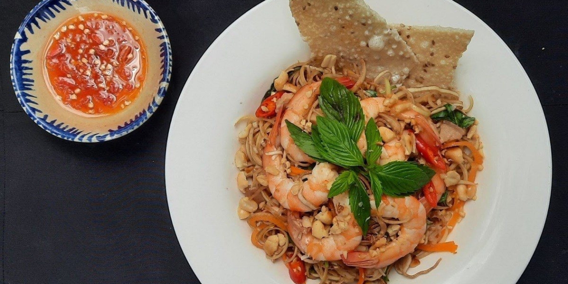 how to make banana flower salad with shrimp and crispy meat delicious and attractive 09819