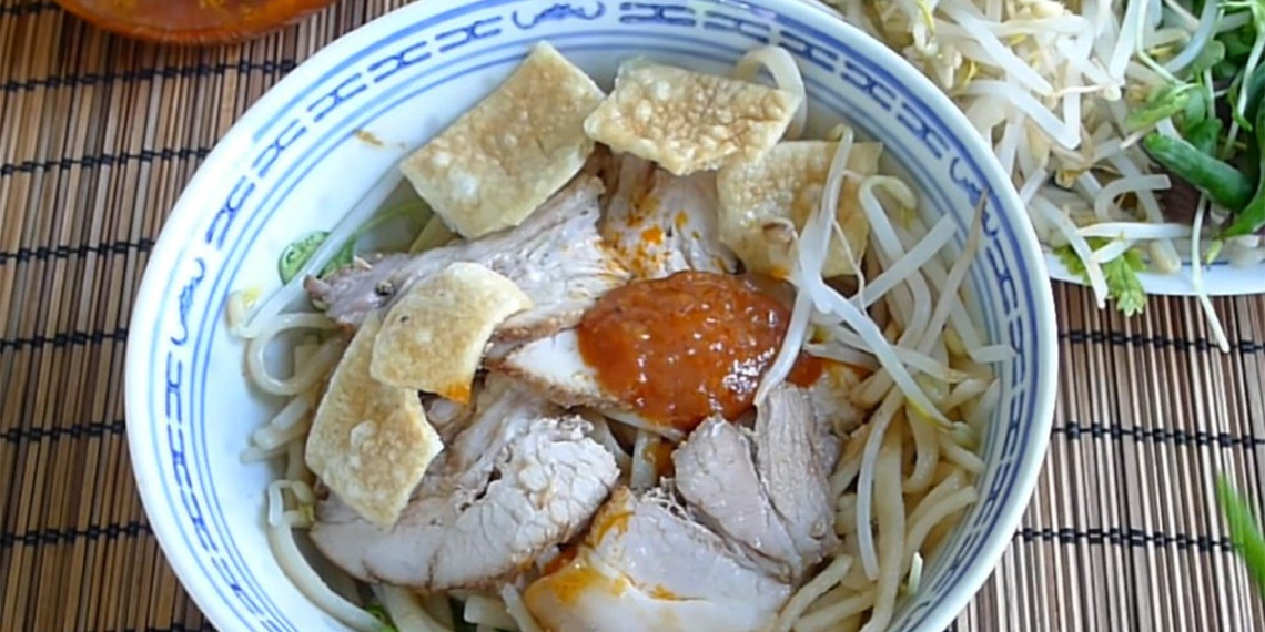 how to make cao lau specialty hoi an delicious simple recipe 05509
