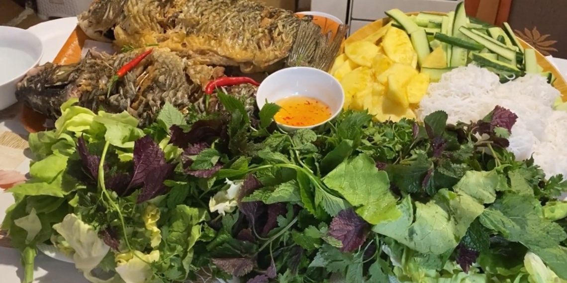 how to make crispy fried carps with fragrant spring rolls delicious attractive 06657