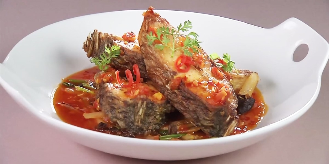 how to make crispy fried fish with sweet and sour tomato sauce simple 03888