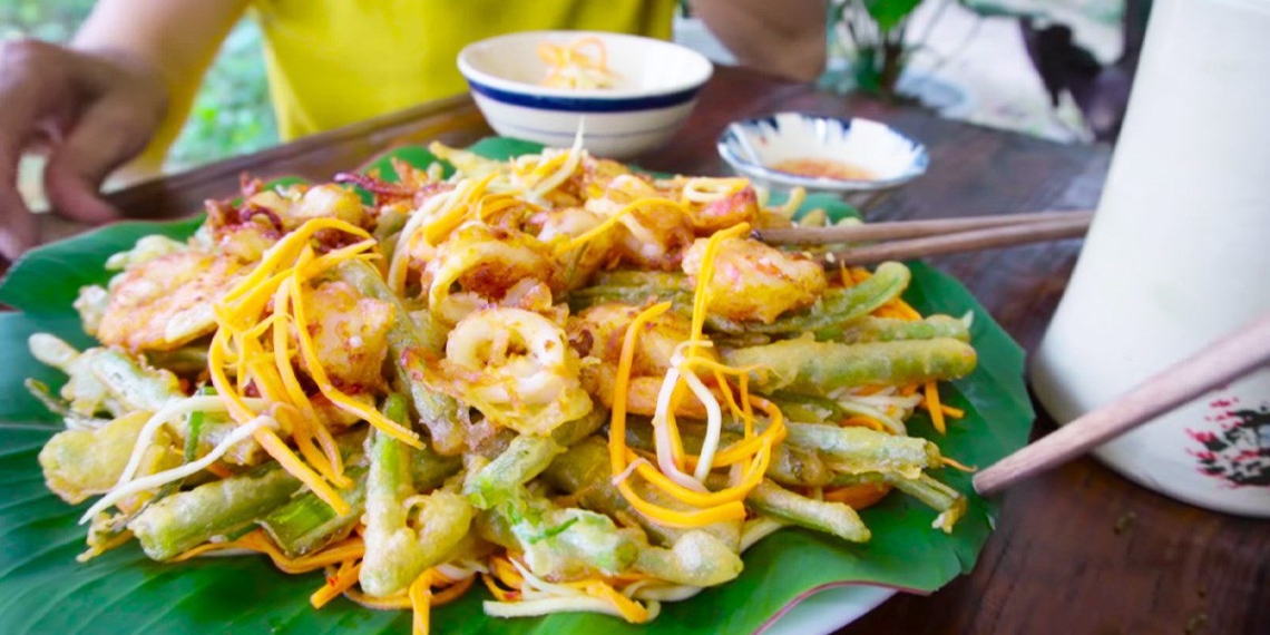 how to make crispy fried mustard greens with seafood delicious and attractive 12124