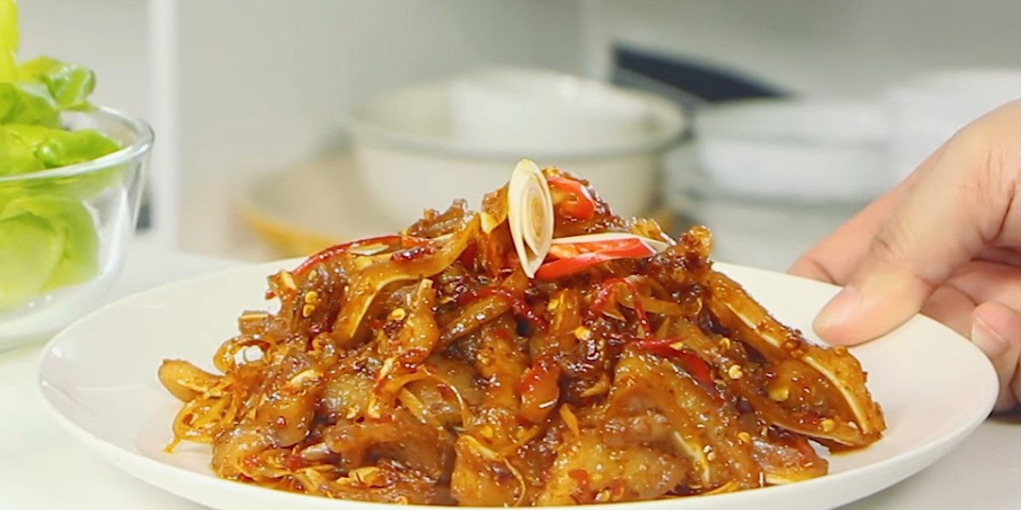 how to make crispy pork sauteed with chili sauce delicious and addictive 02192
