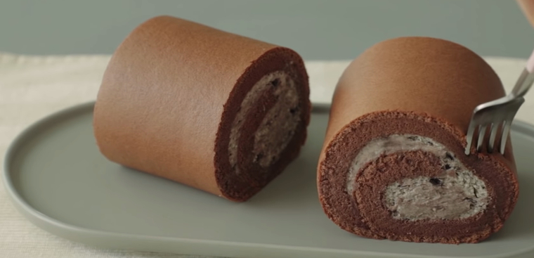 how to make delicious chocolate cream cake roll 02854